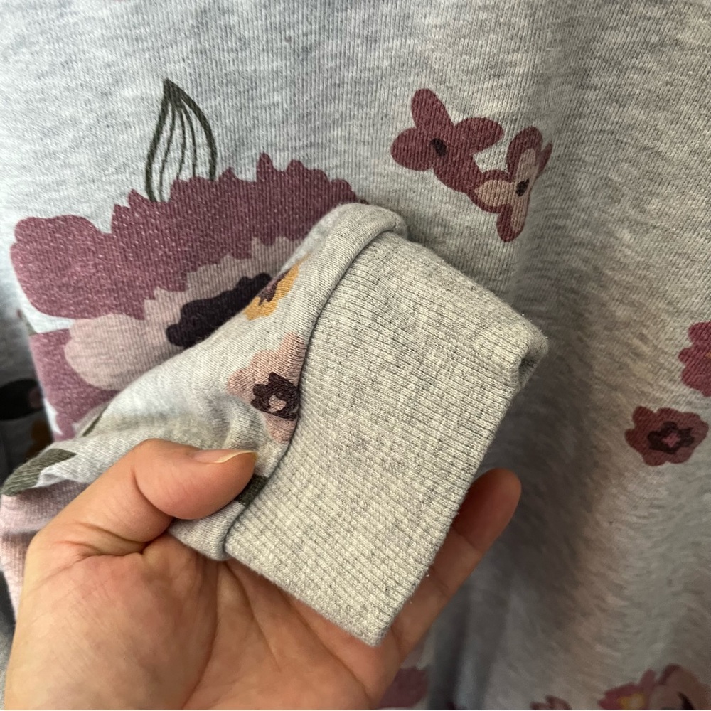 3/$40 ladies size XL Reitmans Cropped Sweatshirt Grey with All Over Floral Print - Picture 6 of 7
